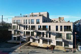 Deze lichtrijke, gloednieuwe handelsruimte van liefst 96,6m² is gelegen in residentie 'Thuis aan de Statie'. Het gaat om een erg mooie, future-proof residentie gelegen op een zeer commerciële ligging met grote zichtbaarheid.<br /><br />De passage en vlotte bereikbaarheid zijn een grote troef met een vlotte verbinding richting de E17 en de commerciële invalswegen richting Gent, Kortrijk en Gavere. Ook het openbaar vervoer is vlakbij gezien het station van Deinze op wandelafstand is gelegen.<br /><br />De handelsruimte wordt in casco toestand aangeboden zodat deze in samenspraak met de verhuurder volledig op maat van uw bedrijf kan worden afgewerkt.<br /><br />Daarnaast beschikt de residentie over een gemeenschappelijk daktuin waar je in alle rust kunnen genieten van de buitenlucht en het uitzicht.<br /><br />Kosten voor de gemeenschappelijke delen: €75/maand  <br /><br />Benieuwd naar deze handelsruimte? <br />Maak een afspraak via paulien@landbergh.be of 09 278 78 79