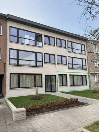 In een kleinschalig appartementsgebouw in de Tuinwijk te Berchem vinden we  dit 2 slaapkamer appartement met bewoonbare oppervlakte van +-90m² en een zuidwest-georiënteerd terras en riante tuin.<br /><br />Het appartement is gelegen op de gelijkvloerse verdieping van een gebouw dat zonet een totaalrenovatie onderging.<br /><br />Het appartement beschikt over een riante leefruimte met aansluitend een open keuken met groot kookeiland.<br />De hyper-geïnstalleerde keuken beschikt over AEG-toestellen alsook een keramische kookplaat.<br /><br />Het appartement heeft 2 slaapkamers (13,5 en 9,5 m²), een apart toilet en (was)berging.<br />De ruime, luxueuze badkamer beschikt over een inloopdouche, spiegel met ledverlichting alsook badkamermeubel met design kraan en werkblad in korian.<br /><br />Alles werd in 2026 volledig van A tot Z gerenoveerd met kwalitatief hoogstaande materialen. <br /><br />Ook het dak van het gebouw werd volledig vernieuwd en geïsoleerd conform de hedendaagse normeringen.<br /><br />De nutsvoorzieningen zijn volledig vernieuwd. Er zijn aparte nutsvoorzieningen per appartement (water, gas en elektriciteit).<br />Het appartement beschikt ook over nieuw buitenschrijnwerk. Er is tevens een ventilatiesysteem in de vochtige delen.<br /><br />Onkosten: € 50 per maand (onderhoud voortuin + onderhoud gemene delen + verlichting gang) € 20 per maand inboedelverzekering.<br />De kelderberging is in de huurprijs inbegrepen.<br /><br />Beschikbaar vanaf 01/06/2026.<br />Verlichting + gordijnrails worden nog door de eigenaar aangebracht.<br /><br />Heeft u interesse en wenst u een bezoek ter plaatse in te plannen? Surf naar onze website www.vbvastgoed.be en klik op de groene knop "ik ben kandidaat"!