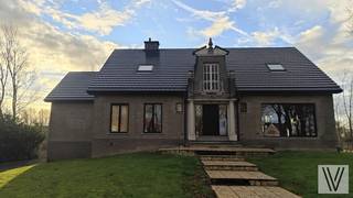 Residentieel gelegen te Waregem ontdek je deze karaktervolle woning op een perceel van maar liefst 4.220 m².<br />De combinatie van ruimte, licht en functionaliteit maakt dit de perfecte eigendom voor wie wonen/werken wil combineren.<br />Op het gelijkvloers werd tevens alles reeds modern gerenoveerd met kwalitatieve materialen.<br /><br />Wat maakt dit pand uniek?<br />Op het gelijkvloers verwelkomt een lichte inkomhal ( met apart toilet) u in de ruime leefruimte met tal van open tuinzichten. Aansluitend is er de volledig uitgeruste nieuwe keuken met als bonus een inbouw wijnkoelkast. De aparte keuken met zithoek en aanpalend terras is praktisch ingericht en geeft toegang tot de ruime zonnige tuin.<br />De woning is bovendien volledig onderkelderd met een dubbele garage, ideaal voor een hobbyruimte, opslag of werkplek.<br />Luxe en comfort vind men terug in de masterbedroom op het gelijkvloers en ensuite een badkamer (met extra 2de toilet) met inloopdouche. Eveneens is er nog een kleine logeerkamer die kan dienen als hobbyruimte of polyvalente ruimte. Voor de was en strijk is er een bijkomende 2de bijkeuken/berging voorzien die u voorziet van alle gemak.<br /><br />Op de boven verdieping bevinden zich drie ruime, lichtrijke slaapkamers die nog verder dienen afgewerkt te worden.<br />Buiten geniet je van een zonnige, volledig omheinde tuin met terras en een open uitzicht. Achteraan de tuin is een compost put voorzien, wat maakt dat dit heel gunstig is voor alle restafval afkomstig van het onderhoud van de tuin.<br /><br />Troeven:<br />Perceel van 4.220 m², volledig onderkelderd, ruime en lichtrijke leefruimtes, gelijkvloers volledig kwalitatief modern/strak gerenoveerd.<br /><br />De grote oprijlaan omringt door prachtige bomen brengt u op een ruime oprit die zorgt voor voldoende parkeergelegenheid.