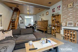 Op een boogscheut van het kloppend hart van de stad treft u deze goed bereikbare stadwoning. De woning onderging op het gelijkvloers reeds een grondige renovatie in 2015-18. Zo werden er nieuwe aan- en afvoerleidingen, centrale verwarming, dubbel glas / pvc, elektriciteit, keuken, badkamer… geplaatst.<br /><br />Bestaande uit een afgeschermde inkom die toegang geeft tot de leefruimte van +/- 40 m² voorzien van hoge plafonds. Het gelijkvloers geniet van een open structuur tussen woonkamer en keuken. Achterbouw werd tevens grondig gerenoveerd en is voorzien van ingerichte keuken, badkamer met inloopdouche en toilet.<br /><br />Op het verdiep treffen we 3 slaapkamers en open bureau/dressing. Deze dienen verder onder handen genomen te worden.<br /><br />De stadstuin beschikt over een ruim terras en groengedeelte.<br /><br />Gunstig KI van 466 EURO! Voor de snelle beslissers!<br /><br />Mogelijkheid tot aankoop aan 2 % verkooprechten (mogelijkheid tot extra rechtenvermindering van 1.867,00 euro), te verbouwen aan 6 % BTW!<br /><br />Stedenbouwkundige inlichtingen: in aanvraag.<br /><br />Meer info of een bezoek? Contacteer Vastima.