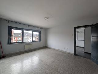 Commerciële ruimte met appartement te huur. 

Deze polyvalente commerciële ruimte in casco staat biedt tal van mogelijkheden voor zelfstandigen, vrije beroepen of commerciële activiteiten. De handelsruimte heeft een oppervlakte van 41 m² en beschikt bovendien over een ruime kelder van 32 m², ideaal als opslagruimte.

Boven de commerciële ruimte bevindt zich een appartement bestaande uit: ruime leefruimte (28 m²), een keuken (15 m²), een badkamer (11 m²) en een ruime slaapkamer (18 m²). Daarnaast is er nog een veranda (12 m²).

Een ideale combinatie van wonen en werken op één locatie.

Voor meer informatie of een bezoek, neem gerust contact op met Joren 0471/19.01.20