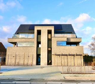 Ontdek dit prachtige, recente appartement, waar hedendaags wooncomfort en een stijlvolle afwerking perfect samengaan. 
Gelegen in het rustige en aangename Adegem, is dit instapklare appartement de ideale thuis voor wie op zoek is naar comfortabel en zorgeloos wonen. 
Of bent u op zoek naar een interessante investering? Dan is dit stijlvolle appartement beslist een bezoek waard.

De lichtrijke leefruimte sluit naadloos aan op de moderne open keuken, die het hart van de woning vormt. Vanuit de woonkamer heeft u toegang tot het gezellige terras, waar u in alle rust kunt genieten van een kop koffie of een ontspannen avond.

Het appartement beschikt over twee slaapkamers en een moderne badkamer, uitgerust met een badkamermeubel met lavabo en een ruime inloopdouche.

Extra troeven zijn de private autostandplaats en de praktische fietsenberging, die bijdragen aan een optimaal wooncomfort.

Dankzij de recente bouw, de energiezuinige afwerking en de gunstige ligging in Adegem vormt dit appartement niet alleen een ideale starterswoning, maar ook een uitstekende vastgoedbelegging met een aantrekkelijk verhuurpotentieel.

Contacteer ons vandaag nog voor meer informatie of een bezichtiging.
Via 09 336 16 15 of mail naar info@vastgoedunicum.be, wij helpen u graag verder!