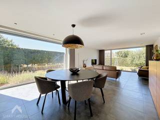 <p>Deze prachtige alleenstaande woning is een absolute aanrader voor wie waarde hecht aan hoogwaardige afwerking, kwalitatieve materialen en tijdloos wooncomfort. Bij de inrichting en afwerking werd duidelijk gekozen voor kwaliteit, duurzaamheid en oog voor detail. <br />De inkomhal geeft toegang tot een gastentoilet en een aparte bureau- of praktijkruimte. De indrukwekkend ruime leefruimte heeft grote raampartijen en biedt een prachtig zicht op de tuin. <br />De stijlvolle, geïnstalleerde keuken sluit hier mooi bij aan en vormt samen met de leefruimte een bijzonder aangename woonomgeving. Praktisch comfort is verzekerd dankzij de kelder, ruime berging met wasplaats en rechtstreekse toegang tot de tuin. Buiten geniet je van een fraai aangelegde tuin met ruim terras en tuinberging. De oprit biedt plaats aan 4 wagens. <br />Op de verdieping zijn er 3 ruime slaapkamers, een aparte dressing, een kwalitatief afgewerkte badkamer met grote inloopdouche en dubbele lavabo en een apart toilet. De ruime bergzolder biedt extra stockage.<br /><br />Extra troeven</p>
<ul>
<li>EPC A</li>
<li>warmtepomp + koelfunctie</li>
<li>ventilatie</li>
<li>vloerverwarming</li>
<li>alarmsysteem</li>
<li>zonnepanelen</li>
<li>15000l regenwater</li>
<li>grondwaterput</li>
<li>zonnescreens</li>
<li>elektrische schuifpoort met parlofoon</li>
</ul>
<p>Deze woning is te koop ZONDER makelaar via Smart Houses. Wenst u verdere inlichtingen of een bezoek? Contacteer rechtstreeks de eigenaar via 0492/58.62.96</p>