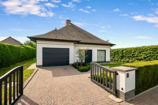 <p><span><span>Alweer VERKOCHT op 1e BEZOEKDAG. Contacteer RANDY REMUE 0479/ 99. 99. 90 als u ook op 1 DAG wil verkopen.</span></span></p><p>"ABSOLUTE TOPPER" - Afspraak ENIGE BEZOEKDAG ENKEL telefonisch via Randy Remue op 0479/ 99. 99. 90, meer info via Facebook "remuerandy" - LIKE de pagina en blijf op de hoogte van alle nieuwe woningen. De stukken van de woning zijn te consulteren op www.immo-zone.be. Deze perfect onderhouden bungalowvilla is rustig gelegen aan Krekelberg 2A in Oosterzele en biedt alles voor wie op zoek is naar comfortabel en gelijkvloers wonen. Indeling: We betreden de woning via de inkomhal, voorzien van gastentoilet. Aan de linkerzijde bevindt zich de inpandige garage, praktisch voor het binnenbrengen van boodschappen. Rechts vinden we de eerste slaapkamer. Achteraan de woning is er de lichtrijke leefruimte met zithoek en eetplaats. De aansluitende, volledig geïnstalleerde keuken vormt een praktische verlenging van de leefruimte. Zowel vanuit de leefruimte als vanuit de keuken is er een rechtstreekse toegang tot de tuin. Verderop in de woning bevinden zich nog twee slaapkamers en de badkamer, uitgerust met ligbad, dubbele wastafel en toilet. De ruime zolder biedt mogelijkheid tot uitbreiding van kamers of polyvalente ruimte. In de prachtige tuin geniet je van rust en privacy. Bovendien bevindt zich achteraan nog een losstaande garage. Deze woning is een ABSOLUTE TOPPER voor gezinnen, starters en investeerders. Gelegen vlakbij winkels, scholen en op 6 km van de autosnelweg. P-score: A / G-score: A. <br />VOOR ZEER SNELLE BESLISSERS!!<br />IMMO ZONE RHODELAND RANDY REMUE - 0479/ 99. 99. 90</p>