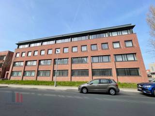 Op een uitstekende en goed bereikbare locatie in Brugge bevindt zich dit imposante kantoorgebouw.Met een totale bruikbare vloeroppervlakte van 2.806...