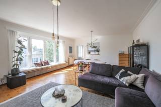 Wonen op de bovenste verdieping brengt alleen maar voordelen met zich mee. Geen bovenburen, veel natuurlijke lichtinval en een aangenaam gevoel van rust. Dit appartement op de 4e verdieping aan de C. Huysmanslaan combineert het karakter van een oerdegelijk gebouw in de stijl van ‘58, met het hedendaagse wooncomfort dat je vandaag zoekt.<br /><br />Je komt binnen in een ruime hal, waar meteen de originele parketvloer opvalt. Ook de leefruimte geniet van de charme van originele elementen die in ere zijn gehouden bij renovatiewerken. De halfopen keuken sluit mooi aan op de woonkamer en zorgt voor een open, gezellige indeling. De badkamer werd volledig vernieuwd en is afgewerkt in een tijdloze, moderne stijl. Daarnaast is er een aparte berging voorzien voor de wasmachine en extra voorraad.<br />Het appartement beschikt over twee volwaardige slaapkamers die tal van mogelijkheden bieden - een thuiskantoor of een kinderkamer. Achteraan geeft de 2e slaapkamer uit op een klein zonnig terras.<br /><br />Ook praktisch scoort dit appartement goed. In de kelder beschik je over een privatieve berging, ideaal voor fietsen, koffers of seizoensmateriaal.<br />De buitenruimte op het gelijkvloers mag ook gebruikt worden voor het plaatsen van een fiets voor dagelijks gebruik.<br /><br />Met een EPC-label B ben je bovendien verzekerd van een energiezuinige woning, zonder dat er nog ingrijpende renovatiewerken nodig zijn.<br /><br />Een lichtrijk en verzorgd appartement met authentieke elementen, een doordachte indeling en een instap klaar karakter. Interesse? We tonen het je graag!<br />Vg, Wg, Gmo, Gvkr, Gvv, geen overstromingsgevoelig gebied