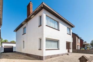 <p>Grote vrijstaande gezinswoning met garage te Essen-Horendonk op een onderhoudsvriendelijk perceel van 580m²! Deze volumineuze open bebouwing met fraaie voorgevel bestaat uit o.a. een ruime inkomhal, een leefruimte met afzonderlijke eetplaats en afzonderlijke keuken, vier slaapkamers, een polyvalente zolderverdieping via vaste trap en een stenen garage in de achtertuin! Veel renovatiepotentieel gezien het volume, de oppervlaktes en de beschikbare ruimtes! EPC F</p>