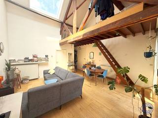 <p><span>Informatie Appartement</span></p><p><span>Op zoek naar een gezellig, lichtrijk en ruim appartement in een bruisende buurt? Dit charmante appartement van ca. 92 m² met terras op de Nationalestraat in de Sint-Andrieswijk biedt alles wat je nodig hebt voor comfortabel wonen in het hart van Antwerpen. De ruime leefruimte van ca. 42 m² baadt in het licht en sluit naadloos aan op een open keuken, volledig uitgerust met afwasmachine, ijskast met diepvries, elektrische kookplaat, oven en dampkap ideaal voor kookliefhebbers en entertainers! Vanuit de leefruimte stap je zo het zonnige terras op, perfect voor een ochtendkoffie of een avondje ontspannen. Eerste slaapkamer ca. van ca. 18 m² vind je naast de leefruimte. Achteraan vind je de tweede volwaardige slaapkamer ca. 13 m², beide voorzien van mooie parketvloeren. De stijlvolle badkamer beschikt over een douche-in-bad, een breed lavabomeubel, toilet en aansluiting voor een wasmachine. Extra troef is de mezzanine, die uitgeeft op de leefruimte en zich uitstekend leent als thuiskantoor, hobbyruimte of leeshoek. </span></p><p><span> </span></p><p><span>Indeling</span></p><ul><li><span>Ruime lichtrijke leefruimte (ca. 42m²) op parket.</span></li><li><span>Open keuken voorzien van een afwasmachine, oven, elektrische kookplaat, dampkap, ijskast met diepvries.</span></li><li><span>Mezaninne : leuke ruimte uitziend op leefruimte voor buro, logeerkamer,... ca 2.8m x 6</span></li><li><span>Terras van (ca. 6m²) toegankelijk via leefruimte.</span></li><li><span>Slaapkamer 1 (ca. 18m²) op parketvloer gelegen aan achterzijde van het gebouw. Ca 2.9 x 6m en voorzien van 2 veluxen</span></li><li><span>Slaapkamer 2 (ca. 13m²) op parket. </span></li><li><span>Badkamer voorzien van douche-in-bad, groot lavabomeubel, toilet en aansluiting voor wasmachine. </span></li></ul><p><span> </span></p><p><span>Extra's</span></p><ul><li><span>Hoge plafonds.</span></li><li><span>Parket in het gehele appartement, tegels in natte cellen.</span></li><li><span>Aansluiting wasmachine voorzien in badkamer.</span></li></ul><p><span> </span></p><p><span>Huur Informatie</span></p><ul><li><span>Huurprijs: 1.250EUR/maand</span></li><li><span>Beschikbaarheid: 1/11/2026.</span></li></ul><ul><li><span>Algemene kosten: 50 EUR/maand: verbruik van de gemeenschappelijke delen, beheer en verzekering</span></li><li><span>Verbruik: aparte meters voor water, gas en elektriciteit.</span></li><li><span>Huurwaarborg: 3 maanden.</span></li></ul><p><span> </span></p><ul><li><span>Verplicht af te sluiten verzekering voor water- en brandschade huurder.</span></li><li><span>Opmaak intredende plaatsbeschrijving: 150 EUR excl. btw. </span></li></ul><p><span> </span></p><p><span>Gebouw</span></p><ul><li><span>Verzorgd gebouw met op het gelijkvloers kantoren en op overige verdiepingen meerdere appartementen. </span></li><li><span>Gebouw in zeer goede staat. </span></li><li><span>Geen lift.</span></li><li><span>Parlofoon aanwezig.</span></li></ul><p><span> </span></p><p><span>Ligging</span></p><ul><li><span>Centraal gelegen in de gezellige Sint-Andrieswijk tussen het Historisch Stadscentrum en Zuid!</span></li></ul><ul><li><span>Op wandelafstand van de Groenplaats, de Meir en talrijke andere winkel-straten</span></li><li><span>Openbaar vervoer en velo stations op wandelafstand.</span></li><li><span>Mobiscore: 9,4/10!</span></li></ul><p><span> </span></p><p><span>*De informatie in deze prospect is ter informatieve titel: de kandidaat-huurders moeten hun eigen zaak maken van het verkrijgen, controleren en interpreteren van deze informatie.</span></p><p><span>** De foto's zijn ter illustratie, dit zijn gerenderde foto's. De realiteit kan verschillen.</span></p><p><span> </span></p><p><span> </span></p>