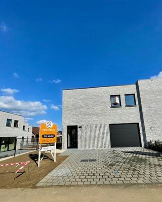 <p>Deze halfopen nieuwbouwwoning combineert hedendaags wooncomfort met een vooruitstrevende energie-efficiëntie. Dankzij het negatief E-peil woon je bijzonder zuinig, met een minimaal energieverbruik en een maximaal wooncomfort. Deze BEN-woning is uitgerust met de nieuwste duurzame technologieën, waaronder zonnepanelen, een warmtepomp, ventilatiesysteem D met warmterecuperatie, 3-dubbele zonwerende beglazing, regenwaterrecuperatie en een aansluiting voor een laadpaal.<br /><br />Bij het binnenkomen van de woning kom je in de inkomhal met gastentoilet, die toegang geeft tot een praktische bureauruimte, een lichtrijke leefruimte met eetgedeelte en een prachtig zicht op de tuin. De grote raampartijen zorgen voor een overvloed aan natuurlijk licht en creëren een aangename woonbeleving. Aansluitend bevindt zich de volledig ingerichte moderne keuken, uitgerust met kwalitatieve toestellen en voldoende bergruimte. Verder vind je op het gelijkvloers een berging/wasplaats die tevens dienst doet als technische ruimte, perfect geïntegreerd in het geheel.<br /><br />Op de eerste verdieping bevinden zich drie slaapkamers, twee badkamers elk stijlvol afgewerkt met oog voor detail en comfort. Buiten geniet je van een volledig omheinde zuidgerichte tuin met terras waar je in alle rust kan ontspannen. Voor de wagens zijn er aan de voorzijde twee parkeerplaatsen voorzien. <br /><br />EPC -10 kWh/m²<br />Grondwaarde: 135.000€ + 12% registratierechten + constructiewaarde: 400.000€ + 21% BTW<br />WGlk-Gdv-Gvkr-Gvv</p>