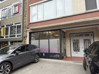 De handelsruimte kent momenteel volgende indeling:- Inkomruimte (ca. 31m²) waar momenteel de balie staat- Tussenruimte tussen inkom en...