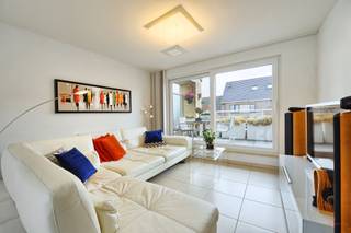 <p><span>Rustig gelegen duplexappartement met terras in Oostende</span></p><p><span> </span></p><p><span>Dit ruime duplexappartement van 114m² bevindt zich in een rustige, residentiële wijk van Oostende. </span></p><p><span>Het appartement ligt op slechts 1 km van het strand en geniet dankzij de gunstige ligging van een uitstekende bereikbaarheid. Supermarkten, lokale handelaars, horecazaken en het openbaar vervoer bevinden zich allemaal op wandel- en fietsafstand.</span></p><p><span>Er is ook een mogelijkheid tot het huren van een garage.</span></p><p><span> </span></p><p><span>- Indeling gelijkvloers: inkomhal</span></p><p><span>- Indeling 1e verdiep: toilet, woonkamer, keuken, berging en 2 terrassen van 35m²</span></p><p><span>- Indeling 2e verdieping: nachthal, bureauruimte, 2 slaapkamers, badkamer, berging</span></p><p><span>- Zolder te betreden via een uitschuifbare trap</span></p><p><span> </span></p><p><span>Troeven:</span></p><p><span>- Verduisterende zonneluifels en vliegenramen</span></p><p><span>- Zonnepanelen en warmtepomp aanwezig</span></p><p><span>- Kwalitatieve ingemaakte kasten in de slaapkamers</span></p><p><span>- 2 terrassen</span></p><p><span>- Kleinschalige residentie met 2 appartementen</span></p><p><span>- Gratis parkeren in de straat</span></p><p><span> </span></p><p><span>Informatie:</span></p><p><span>- EPC-label: C</span></p><p><span>- Beschikbaarheid: overeen te komen</span></p><p><span>- Huurprijs: € 950/maand + € 10 syndicuskosten</span></p><p><span>- Huurwaarborg: 3 maanden huur</span></p><p><span>- Extra kosten: eenmalige kost ten laste van de huurder voor de plaatsbeschrijving</span></p><p><span> </span></p><p><span>Interesse? neem contact op met Yana via 09 227 08 90 of yana@heritagevastgoed.be</span></p><p><span> </span></p><p><span> </span></p>