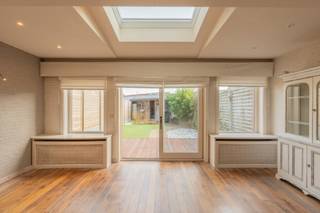 Mooie en ruime woning met een parkeerplaats voor het huis, rustig gelegen en op zeer korte afstand van het strand. Een uitstekende locatie voor zowel vaste bewoning als tweede verblijf. Alle voorzieningen in een straal van 500 meter. <br /><br />Aan de achterzijde een leuke en zonnig tuin met tuinberging.<br />Mogelijkheid tot het verder huren van een gesloten garage, rechtstreeks verbonden met het tuinhuis (onder voorbehoud). Ook mogelijkheid tot het aankopen van een gesloten garagebox juist om de hoek.<br /><br />Indeling:<br />Grote inkomhal met een aparte berging. Via de inkomhal komt u terecht in een enorme leefkeuken voorzien van een kook- en eeteiland. Aansluitend een grote maar uiterst gezellige living met een vrije plafondhoogte van 5m60. Een absolute eye-catcher. De living is ruim en voorzien van raampartijen over de volledige breedte wat zorgt voor veel licht en een leuke connectie met de tuin. Op het mezzanine-verdiep (+1) een multifunctionele ruimte die kan dienen als bureau of leeshoek. Verder nog 2 slaapkamers, een badkamer en een apart toilet op deze étage. Vaste trap naar de tweede verdieping waar u terechtkomt in een prachtige masterbedroom met zijn eigen privé-badkamer. Als laatste nog een grote zolder met mogelijkheden.<br /><br />Een huis met veel ruimte, een toffe indeling en veel troeven.<br />Private parkeerplaats voor het huis inbegrepen. <br /><br />Bezoek gewenst of meer informatie?<br />Contacteer Sacha Vanrafelghem op GSM 0487/43.79.10.