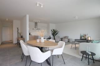 <p><span>Ruim NIEUWBOUW twee slaapkamer appartement op de 1ste VERDIEPING in het centrum van Schilde!</span></p><p><span>In een modern gebouw met lift bevindt zich dit appartement op de eerste verdieping, omvat inkomhal met ruimte voor een vestiairekast, gastentoilet, leefruimte met veel lichtinval en een groot schuifraam dat toegang geeft tot het mooi breed terras van 16m², open keuken met de nodige toestellen, aansluitend aan de keuken is er een ruime berging/wasplaats, twee slaapkamers waarvan de grootste slaapkamer met een ingerichte badkamer met lavabo meubel en douche en een tweede slaapkamer met een ensuite douchekamer.</span></p><p><span>De ondergrondse parking zorgt ervoor dat thuiskomen in alle comfort kan gebeuren, dit appartement is voorzien van 1 autostaanplaats en een privatieve berging, huurprijs + 125€. Alsook een gemeenschappelijke fietsenberging op het gelijkvloers.</span></p><h3><span>Afwerking: aluminium ramen, vliegenramen, hr+ beglazing, vloerverwarming, cv op gas, gebouwd volgens BEN-principes,.</span></h3><h3><span>Centrale ligging, gelegen nabij het dorp, vlakbij winkels, openbaar vervoer, gemakkelijke bereikbaarheid, in de buurt van fiets- en wandelroutes om de natuur op te zoeken.</span></h3><h3><span>Dit appartement is volledig geschilderd en overal verlichting voorzien. Overname van gordijnen en lamellen in overleg.</span></h3><p><span>Gemeenschappelijke kosten gebouw: 125€/m.</span></p><p><span>U bent van harte welkom voor een bezoekje!</span></p><p><span> </span></p>