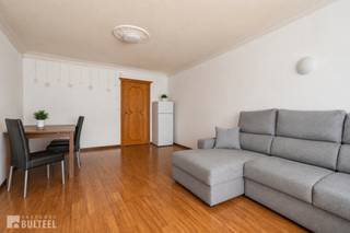 Deze twee appartementen vormen samen met de grote garage een interessante eigendom voor wie wil investeren in vastgoed. Dit goed gelegen pand omvat twee volwaardige appartementen met elk 2 slaapkamers, een lichtrijke living, een keuken, een badkamer en een berging. Het appartement op de eerste verdieping heeft een oppervlakte van 76m2, een EPC Label D en centrale verwarming op aardgas. Op de 2de verdieping is het appartement 80m2 groot, heeft een EPC label C en verwarming via een aardgaskachel. De ramen zijn voorzien van dubbele beglazing. Elektriciteit is conform. Bovendien beschikt dit gebouw over een grote garage en een klein stadstuintje. De foto's werden digitaal geoptimaliseerd en opgeruimd. Losse voorwerpen en persoonlijke spullen werden verwijderd. De ruimtes en vaste elementen werden niet gewijzigd. Beide appartementen zijn momenteel verhuurd. In de nabijheid van diverse winkels, scholen en openbaar vervoer en op wandelafstand van het nieuwe Sportkringpark en Sportoase De Watermolen. Goede verbinding naar E17 en N41. Mis deze opportuniteit niet en maak vandaag nog uw afspraak.