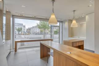 Dit handelspand te koop op de Grote Markt in Poperinge heeft een uitstekende ligging. Gelegen op een absolute A-locatie, garandeert dit pand optimale visibiliteit en een eenvoudige bereikbaarheid voor uw klanten. De extra troef? Parkeergelegenheid vlak voor de deur!Boven het vernieuwde handelspand vindt u een verzorgd appartement dat perfect is om zelf te bewonen of, indien gewenst, apart te verhuren. Met twee slaapkamers en een heerlijk zonneterras biedt deze woonst alle comfort. En dankzij de aanwezige lift is elke verdieping gemakkelijk bereikbaar. Het zicht op de Grote Markt vanuit het appartement is een extra zaligheid!Prikkelt het jou om een eigen zaak te hebben of ben je op zoek naar een investering op een goede ligging? Lees dan zeker verder!Bestaande uit:KelderGelijkvloers:Toegang via de Garenstraat - Inkomhal met berging/wasruimte en apart toilet - vernieuwde winkelruimte met inbouwkastenVerdiep+1: Ruime living met open ingerichte keuken met vaatwas, oven, frigo, microgolf, ingebouwde kasten en kookplaten - aanpalend zuidgericht terrasVerdiep+2:2 slaapkamers met ingemaakte kasten - Apart toilet - Ingerichte badkamer met bidet, ligbad en dubbele inbouwlavaboZolder met extra opbergruimte.Extra troeven van dit vastgoed te koop:==&gt; Lift==&gt; EPC label C==&gt; Vernieuwde winkelruimte