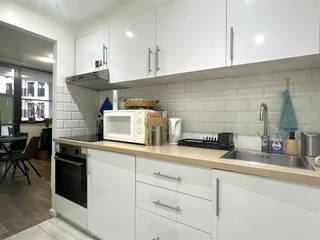 Surf naar www.abricasa.be en plan jouw verhuurafspraak in samen met onze digitale assistente Alice!Gezellig appartement met terras in centrum Antwerpen!Gezellig in te richten appartementje bestaande uit woonkamer met toegang tot het terras (9m²). De gerenoveerde keuken is uitgerust met inductie kookvuur, dampkamp en ijskast. De badkamer beschikt over een ruime douche, lavabo en toilet.Centraler kan dit fijne appartement niet gelegen zijn, achter de hoek van de Leopoldplaats en het bruisende Theaterplein waar je op zaterdag en zondag de gezellige markt hebt en vlakbij alle cafés en restaurants. Toch nood aan wat rust en groen? Het stadspark bevindt zich aan de overkant van de leien. Ook qua bereikbaarheid heb je het openbaar vervoer voor de deur alsook de invalswegen. - NIET GEMEUBELD- EPC: 285 kWh/m² UC: 2173735- Maandelijkse kosten: 100,- euro bevatten: Provisie: onderhoud en verbruik gem. delen - lift - syndicus - privatief water (elektriciteit = eigen meter)- Huurwaarborg: 2370,- euro (3 maanden huur)- Beschikbaar: 15/04/2026- Type contract: Bepaalde duur 1 jaar (verlengbaar)- Adres: Bourlastraat 15 - 2000 ANTWERPENWens je jouw huis, appartement, bouwgrond of opbrengsteigendom te verkopen? Op zoek naar een vastgoedmakelaar voor de verhuur of het beheer van jouw eigendom(men)? Bel ons voor een vrijblijvende afspraak op 03 259 04 04 of spring binnen op ons kantoor te Kasteelstraat 58 - 2000 Antwerpen! Je bent van harte welkom!