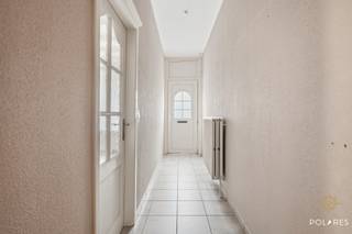 *Schrijf je in op de bezoekdag via www.polares.eu*<br /><br />Op zoek naar een betaalbare woning op een centrale ligging, mét ruimte en comfort? Dan is deze instapklare rijwoning op de Mechelsesteenweg 445 in het centrum van Herent absoluut een bezoek waard. Dankzij de uitstekende ligging woon je hier op wandel- en fietsafstand van winkels, scholen, openbaar vervoer en alle dagelijkse voorzieningen, met een vlotte verbinding naar Leuven en belangrijke invalswegen.<br /><br />De woning is volledig instapklaar en biedt verrassend veel ruimte met maar liefst vier volwaardige slaapkamers, ideaal voor gezinnen, thuiswerkers of wie gewoon graag wat extra plaats heeft. Binnen geniet je van een aangename woonbeleving met een praktische indeling en een gunstig EPC-label C, wat zorgt voor een energiezuiniger wooncomfort zonder onmiddellijke renovatieverplichtingen.<br /><br />Extra troef is de grote, praktische kelder die perfect dienst kan doen als extra opslagruimte, hobbyruimte of voorraadkelder. Buiten wacht een leuke, onderhoudsvriendelijke stadstuin waar je in alle rust kan genieten.<br /><br />Kortom: een ideale woning voor wie betaalbaar wil wonen op een toplocatie in Herent, zonder in te boeten aan ruimte of comfort.<br /><br />Interesse? Schrijf je vandaag zelf nog in voor de bezoekdag op zaterdag 13 juni via onze website www.polares.eu. Voor meer informatie of vragen, contacteer Marijke via marijke@polares.eu.