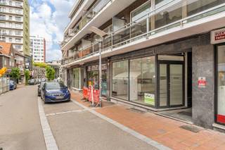 Ontdek dit centraal gelegen appartement met een bewoonbare oppervlakte van ca. 70 m² gelegen in het bruisende centrum van Genk.INDELING: inkomhal,...