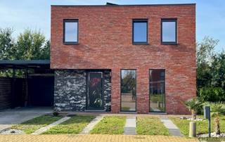 <p><strong>Moderne, energiezuinige woning met 3 slpks in rustige doodlopende straat te Balen</strong></p>
<p>Deze moderne en recent gebouwde woning in <strong>Balen</strong> combineert hedendaags wooncomfort met een praktische indeling en een rustige ligging. Dankzij het bouwjaar <strong>2021</strong>, de verzorgde afwerking en de uitstekende <strong>EPC-score A</strong> is dit een instapklare woning voor wie op zoek is naar energiezuinig en comfortabel wonen.</p>
<p><u>Gelijkvloers</u>:</p>
<p>Bij het betreden van de woning kom je binnen in een <strong>zeer ruime inkomhal</strong> met gastentoilet. Vanuit deze inkomhal is er toegang tot het gastentoilet en tot de lichtrijke leefruimte.</p>
<p>De <strong>leefruimte</strong> heeft een oppervlakte van circa <strong>41 m²</strong> en sluit mooi aan op de ingerichte eetkeuken. Deze keuken is voorzien van een <strong>granieten werkblad </strong>met elektrische kookplaat, Amerikaanse koelkast, afwasmachine en een praktisch <strong>eiland om aan te kokkerellen. </strong> Dankzij de grote schuifraam is er vanuit de keuken rechtstreeks toegang tot de tuin <strong>met vrij uitzicht op weilanden en bossen!</strong></p>
<p><u>Verdieping</u>:</p>
<p>Op de bovenverdieping bevinden zich <strong>3 ruime slaapkamers</strong> en een centrale badkamer. De badkamer is uitgerust met een <strong>douche</strong>, een <strong>dubbele wastafel</strong> en een tweede toilet. Ook hier is ruimte voor het stallen van wasmachine en droogkast.</p>
<p>De woning beschikt over een totale bewoonbare oppervlakte van ongeveer <strong>132 m²</strong> bruto en wordt verwarmd op gas. Buiten geniet je van een <strong>volledig omheinde tuin</strong>, ideaal voor kinderen of huisdieren. De woning is gelegen in een <strong>doodlopende straat</strong>, wat zorgt voor extra rust en veiligheid. Daarnaast is er een mooie straatbreedte van ongeveer <strong>11 meter</strong> en beschikt de woning over een <strong>carport grenzend aan de woning met toegang naar een technische ruimte/berging. </strong></p>
<p><strong><u>Troeven van deze woning</u></strong></p>
<ul>
<li>Bouwjaar 2021</li>
<li>Energiezuinig met EPC-label A</li>
<li>Moderne afwerking</li>
<li>3 ruime slaapkamers</li>
<li>Lichtrijke leefruimte van circa 41 m²</li>
<li>Ingerichte eetkeuken kookeiland</li>
<li>Badkamer met douche, dubbele wastafel en toilet</li>
<li>Zeer ruime inkomhal met gastentoilet</li>
<li>Volledig omheinde tuin met prachtig vrij zicht!</li>
<li>Carport aan de woning</li>
<li>Rustige ligging in een doodlopende straat</li>
<li>Ideaal voor gezinnen met kinderen</li>
<li>Bewoonbare oppervlakte van circa 132 m² bruto</li>
</ul>
<p>Deze woning is ideaal voor wie op zoek is naar een <strong>moderne, energiezuinige en instapklare gezinswoning</strong> op een rustige locatie in Balen.</p>