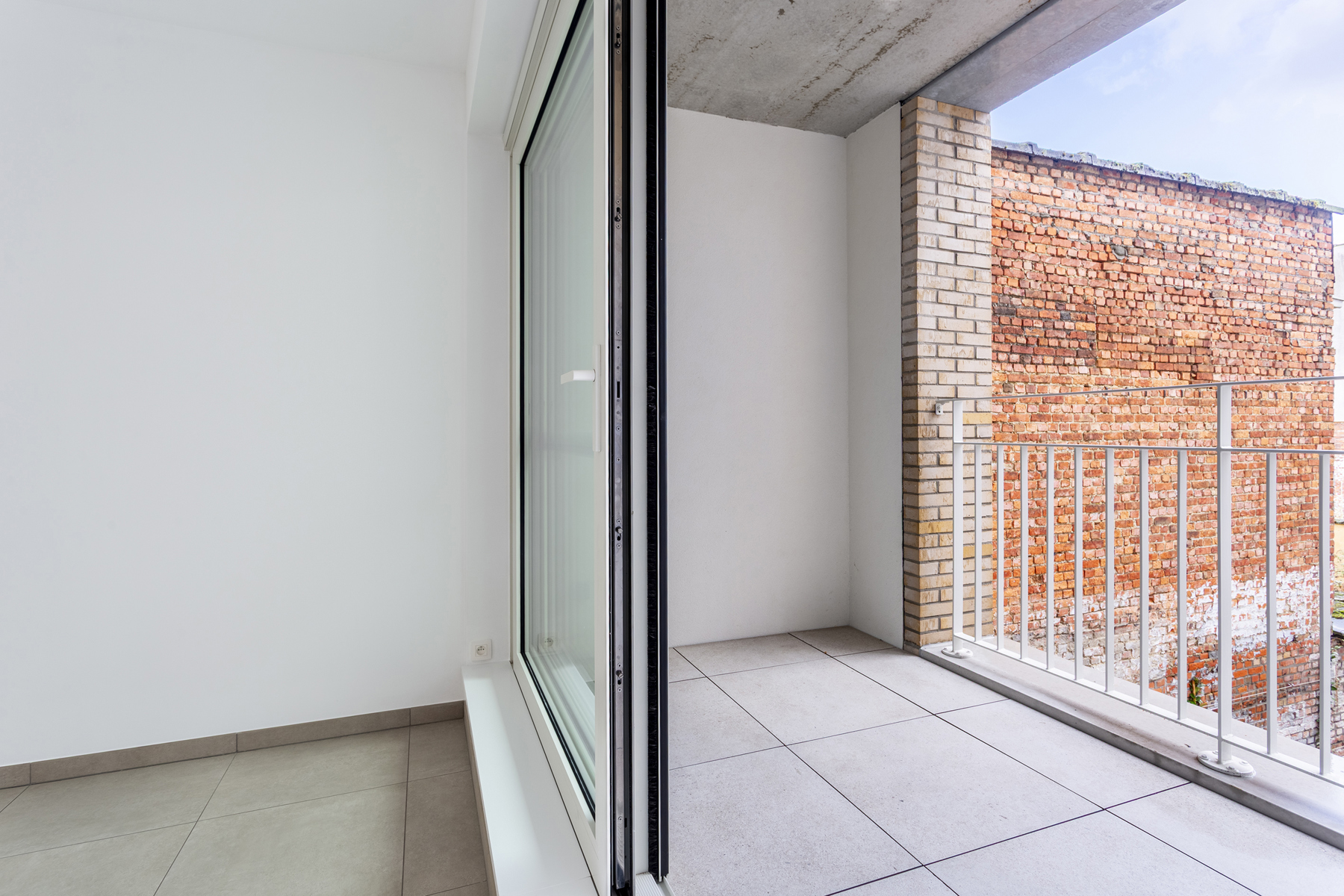  Gloednieuwe 1- slaapkamerappartement met terras - foto 3