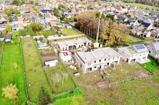 Zoek jij een energiezuinige nieuwbouwwoning op een ideale locatie? Bekijk dan even deze fraaie halfopen bebouwing in moderne stijl. De woning maakt deel uit van ons nieuwste bouwproject in Gistel. In een kindvriendelijke en groene wijk, dicht bij alle voorzieningen.<br /><br />Het is een zeer energiezuinige woning, uitgerust met geothermische warmtepomp, vloerverwarming, ventilatie met warmterecuperatie en zonnepanelen.<br />Deze ruime gezinswoning heeft een optimale indeling met o.m. een lichtrijke leefruimte, ingerichte eilandkeuken en badkamer, tuin met gezellig terras, 4 slaapkamers, veel berging én een garage.   <br /><br />Danneels werkt jouw nieuwe woning sleutel-op-de-deur voor je af, incl. terras, oprit en tuinomheining. Voor een vaste prijs en tegen een afgesproken einddatum. Jij kiest de keuken- en badkamerinrichting, vloer- en wandtegels bij onze partners. Onze klantenbegeleider staat voor je klaar met advies op maat. 