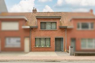 Gelegen op een centrale locatie bevindt zich deze verrassend ruime, energiezuinige (EPC: B) en zeer verzorgde woning die in 2009 grotendeels vernieuwd werd waaronder een aanbouw, raamwerk, isolatie dak, zonnepanelen, centrale verwarming, vloeren, airco, isolatie + vloeren, alarm + camera enz. De woning beschikt eveneens over een aangename en onderhoudsvriendelijke zuid-westelijke tuin voorzien van berging en recht van doorgang zodat u ook uw eigen wagen kan parkeren op eigen terrein. Perfect gelegen nabij alle faciliteiten van het centrum waaronder winkels, openbaar vervoer, scholen enz! <br /><br />GELIJKVLOERS: Aangename inkomhal met toegang tot kelder - Vooraan woning ruime bureauruimte met vervolgens gezellige door-zon leefruimte met mooie lichtinval door de grote raampartijen - Open keuken (excl. elektrische toestellen behoudens koelkast en kookplaat) met veel opbergruimte - Verder apart gastentoilet en aparte berging - Geheel geïnstalleerde badkamer met enkele lavabo, bad en inloopdouche. <span><span>V1: omvat 3 aangename slaapkamers waarvan 2 met airco en via de nachthal een toegang tot de zolder via uitschuifbare trap. BUITEN: Aangenaam zuid-westelijk georiënteerde tuin met toegang tot de berging/garage die uitkomt aan de Alfons Butsstraat. Eveneens ideaal voor groenafval, vuilbakken enz. Verder is er nog een handige kelder.</span></span><br /><br />BIJZONDERHEDEN: Asbestveilig - Elektriciteit conform - Vele vernieuwingen in 2009 + Tuinhuis 2016 + Plaatsing terras en buitenaanleg 2017 - Centrumlocatie - Energiezuinig EPC:188kWh/m² UC 3781034 - Dakiso 8cm, Zonnepannelen enz. - Uitbreidingsmogelijheden aanwezig - PVC raamwerk met rolluiken en vliegenhorren - P&amp;Gscore: A - Beschikbaar 4 weken na akte - Oppervlaktematen zijn indicatief volgens epc - Stedenbouwkundige info in aanvraag. Huis kopen of verkopen in Zoersel? Bel 03 361 51 51 of via info@yvesvanpelt.be voor een gratis schatting.