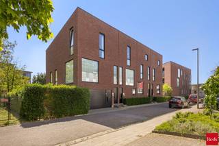 Deze zeer verzorgde woning ( bouwjaar 2015) heeft 3 slaapkamers ( 20m² - 11m² -10m²) een mooi zongericht terras (30m²) en een grote gemeenschappelijke tuin.<br /><br />Op het gelijkvloers hebben we de inkom, een aparte wc, een berging, een open keuken en de living met vloerverwarming.<br />De open keuken met stenen vloer heeft een gasvuur, dampkap, een dubbele spoelbak, een ingebouwde vaatwasser en ijskast, een combi-oven en kasten boven en onder. <br />De living ( 34m²) met veel lichtinval heeft een mooi zicht op het grote zonnige terras.<br />Er is een gemeenschappelijke onderhouden tuin waar het heerlijk is om in te vertoeven en te genieten.<br /><br />Op de eerste verdieping bevinden zich de 3 slaapkamers, de badkamer en een aparte wc.<br />De 2 slaapkamers aan de voorkant hebben allebei een mezanine wat de kamers een extra troef en bewoonbaar oppervlakte geeft.<br />De badkamer is uitgerust met een stenen vloer , een inloopdouche, een dubbele lavabo en een lichtkoepel.<br /><br />Kortom dit is een mooie, zeer goed onderhouden woning met veel lichtinval.<br /><br />De ondergrondse parkeerplaats en kelder zijn inbegrepen in de prijs en kan u bereiken via een automatische sektionale poort.<br />Zeer gunstig EPC label B.<br />De maandelijkse kosten bedragen €100 en omvatten de blokpolis, de syndicus het onderhoud van de tuin en de garage.<br /><br />Stedenbouwkundige inlichtingen zijn in aanvraag.<br /><br />Voor meer info of een bezoek ter plaatse kan u vrijblijvend contact opnemen met Philip op het nr.: 0476/999.029 of philip@reds.be