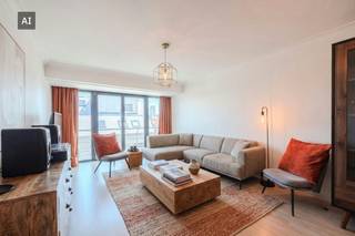 Gerenoveerde studio in de residentie ''Sun Valley'', te centrum Westende-bad. Deze ruime studio is zuidoost gericht en heeft een open zicht. Er is tevens heel wat opbergruimte in de inkomhall, de badkamer is voorzien van enkele lavabo, toilet en douche. De keuken is goed uitgerust met opbergruimte, frigo en wasmachine. <br /><br />Indeling: <br />- Inkomhall<br />- Ruime leefruimte met slaapgedeelte<br />- Geinstalleerde keuken<br />- Badkamer met lavabo, douche en toilet<br /><br />Troeven:<br />- Centrale locatie<br />- Mooi open zicht<br />- Op wandel afstand van winkels en horeca en openbaar vervoer (kusttram)<br />- Dak reeds vernieuwd<br />- Conforme elektrische installatie<br />- PVC ramen met drie dubbel glas<br />- EPC label B!<br />- Branddeur<br />- Volledig instapklaar<br />- Gemeenschappelijke fietsenberging<br />- Gemeenschappelijk afvalberging<br />- Lichtrijk <br />- Ideaal verblijf aan zee!<br /><br />Interesse in deze lichtrijke studio op toplocatie in Westende? Neem vandaag nog contact op voor een bezichtiging!<br /><br />Bestuursmaatregelen in het maatregelenregister: nee<br /><br />Deze AI-visualisaties zijn bedoeld als inspiratie. Er werd geen rekening gehouden met technische specificaties, stedenbouwkundige voorschriften of de concrete mogelijkheden tot realisatie.
