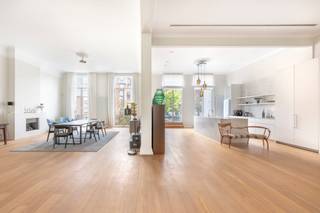 <p>Op de tweede verdieping van een monumentaal en statig stadspaleis bevindt zich dit buitengewone appartement, dat dankzij zijn royale afmetingen, verfijnde afwerking en unieke indeling werkelijk uitzonderlijk genoemd mag worden. Hier woont u in alle comfort met een rustgevende groene achterzijde die een aangename tegenstelling vormt met de bruisende stedelijke omgeving.<br /><br />De open leefruimte heeft grote raampartijen en hoge plafonds wat veel licht en ruimte creëert. De indrukwekkende woonruimte is voorzien van een sfeervolle haard.<br /><br />De luxueuze open keuken met centraal eiland is uitgerust met hoogwaardige inbouwtoestellen en afgewerkt met verfijnde materialen, waaronder een elegant marmeren werkblad. Aansluitend bevindt zich een praktische bijkeuken met aansluitingen voor was- en droogapparatuur.<br /><br />Achteraan het appartement ligt een schitterend, rustig terras met een groen zicht op volwassen bomen.<br /><br />De masterslaapkamer biedt rust en comfort en beschikt over een ruime en volledig uitgeruste badkamer met dubbele wastafel, een inloopdouche en een vrijstaand ligbad.<br /><br />De tweede slaapkamer is eveneens ruim en geniet van een eigen douchekamer, waardoor gasten of gezinsleden hun eigen privéruimte hebben.<br /><br />Tot slot beschikt het appartement over een bijkomende kamer op een ander niveau binnen het gebouw. Deze ruimte leent zich perfect als woongelegenheid voor een au pair, als gastenkamer of als rustige werkplek voor wie van thuis uit werkt.</p>