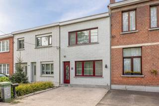Op zoek naar een compacte, instapklare woning mét buitenruimte op de rand van Ekeren en Merksem? Deze gerenoveerde woning aan de...