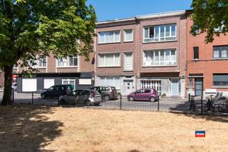 <p><span>2020 ANTWERPEN | RECENT GERENOVEERDE GEZINSWONING MET VIJF TOT ZES SLAAPKAMERS DRIE BADKAMERS EN STADSTUIN | GESCHIKT ALS KANGEROEWONING | EPC B |</span></p><p><span>Indeling als volgt: gelijkvloers: inkom met trap - woonkamer - polyvalente ruimte (of 6e slaapkamer) - badkamer met douche, lavabo en toilet - geïnstalleerde keuken - stadstuin.</span></p><p><span>Eerste verdieping: gang - tweede woonkamer - douchekamer met toilet - ruimte met voorziening voor 2de keuken - aanpalend terras - slaapkamer.</span></p><p><span>Tweede verdieping: overloop - 4 slaapkamers - badkamer. Grote, droge kelder van 75m².</span></p><p><span>Gelegen aan een ruim plein met speelzone en op loopafstand van winkels, scholen en openbaar vervoer.</span></p>