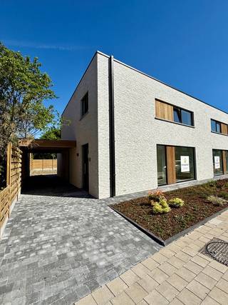 In Sint-Eloois-Winkel vindt u deze ruime en energiezuinige halfopen vernieuwbouwwoning op een perceel van 321 m², met een bewoonbare oppervlakte...