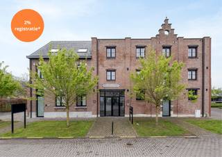 *2% registratie wanneer je voldoet aan de voorwaardenVandaag nemen we je mee naar deze luxueuze loft op het gelijkvloers van Residentie Graanmolens...