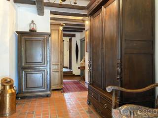 <p><strong>Vrijstaande woning met uitzonderlijk uitbreidingspotentieel en ruim bijgebouw in Sint-Job-in-'t-Goor</strong></p>
<p>In een groene omgeving, nabij het centrum van Sint-Job-in-'t-Goor, bevindt zich deze vrijstaande woning met tal van mogelijkheden. Winkels, scholen, openbaar vervoer en sportfaciliteiten bevinden zich op korte afstand, terwijl de vlotte verbinding naar de E19 Antwerpen-Breda zorgt voor een uitstekende bereikbaarheid.</p>
<p>De woning werd gebouwd in 1982 en verkeert grotendeels in originele staat. Dankzij het zorgvuldige onderhoud doorheen de jaren vormt dit pand een ideale basis voor wie op zoek is naar een woning met karakter, ruimte en toekomstmogelijkheden.</p>
<p><strong>Indeling:</strong></p>
<p><strong>Gelijkvloers<br /></strong>Via de ruime inkomhal betreedt u de woning. De lichtrijke leefruimte op parketvloer beschikt over een gezellige schouw met kachel en biedt een aangename woonbeleving. De aparte keuken is uitgerust met een 5-pits gasfornuis, dampkap, spoelbak en koelkast.</p>
<p>Verder omvat het gelijkvloers een praktische berging/wasplaats, een vernieuwde badkamer (2015) en twee volwaardige slaapkamers van respectievelijk ca. 17 m² en 11 m².</p>
<p>Aan de achterzijde van de woning geniet u van een deels overdekt terras met uitzicht op de verzorgde tuin.</p>
<p><strong>Eerste verdieping<br /></strong>De eerste verdieping is momenteel bereikbaar via een afzonderlijke toegang in de linkerzijgevel en biedt een uitzonderlijk uitbreidingspotentieel. Hier kunnen eenvoudig meerdere extra slaapkamers, een bureau, hobbyruimte of andere woonvertrekken worden ingericht. Bovendien zijn de aan- en afvoerleidingen voor water reeds voorzien.</p>
<p><strong>Kelder / verhoogde kruipruimte<br /></strong>Onder de woning bevindt zich een droge verhoogde kruipruimte die perfect dienstdoet als extra opslagruimte. Hier bevinden zich tevens de nutsvoorzieningen, de bestaande verwarmingsinstallatie en de gasdoorstromer voor warm water.</p>
<p><strong>Ruim multifunctioneel bijgebouw van ca. 120 m²<br /></strong>Een absolute troef van deze eigendom is het ruime bijgebouw van ongeveer 120 m² (6 m x 20 m). Dit gebouw beschikt over elektriciteit, inclusief een 380V-aansluiting, en is daardoor uitermate geschikt als werkplaats, atelier, opslagruimte of voor diverse hobbyactiviteiten. Het dak werd reeds vernieuwd met geïsoleerde metalen dakpanelen.</p>
<p><strong>Buitenruimte<br /></strong>De volledig omheinde en fraai aangelegde tuin biedt maximale privacy en een aangename buitenbeleving. Vooraan wordt het perceel afgesloten met hekwerk en een geautomatiseerde toegangspoort.</p>
<p>Achteraan vindt u een gezellig terras met vijverpartij, een gemetselde barbecue en een tuinhuis. Daarnaast beschikt het perceel over ruime parkeermogelijkheden voor meerdere voertuigen.</p>
<p><strong>Kortom<br /></strong>Een eigendom met bijzonder veel potentieel, waar wonen, werken en uitbreiden perfect gecombineerd kunnen worden.<br /><br />Dit pand onderhevig is aan de renovatieverplichting die door de Vlaamse overheid wordt opgelegd voor residentiële gebouwen. Meer info op https://www.vlaanderen.be/een-woning-kopen/renovatieverplichting-voor-residentiele-gebouwen.</p>