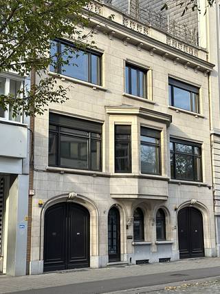 <p>Unieke herenwoning op toplocatie. Uitzonderlijke gevelbreedte van 12 meter, met een inpandige garage waar maar liefst plaats is voor 10 wagens! Ideaal voor de autoliefhebber of zij die hun clienteel een parkeerplaats wensen aan te bieden. Nood aan een riante gezinswoning, of op zoek naar een functioneel pand voor uw kantoor of (medische) praktijk, pricékliniek of plannen voor een boutiquehotel? Maak dan zeker een afspraak! Extra troeven: moderne lift aanwezig, vloeropp ca 800m², totale buitenruimte (3 zonneterrassen) ca 260m², recente cv-installatie, alarm, videofoon, volledig onderkelderd (droog). Apart gastenverblijf met eigen keuken en badkamer (ideaal voor nanny of conciërge) Zeer interessante residentiële locatie: vlot bereikbaar, centrum van de stad met restaurants, boetieken, musea en parken op wandelafstand! Bouwjaar 1949, geen bouwkundig erfgoed wat het interessant maakt voor eventuele verbouwing / optopping.</p>