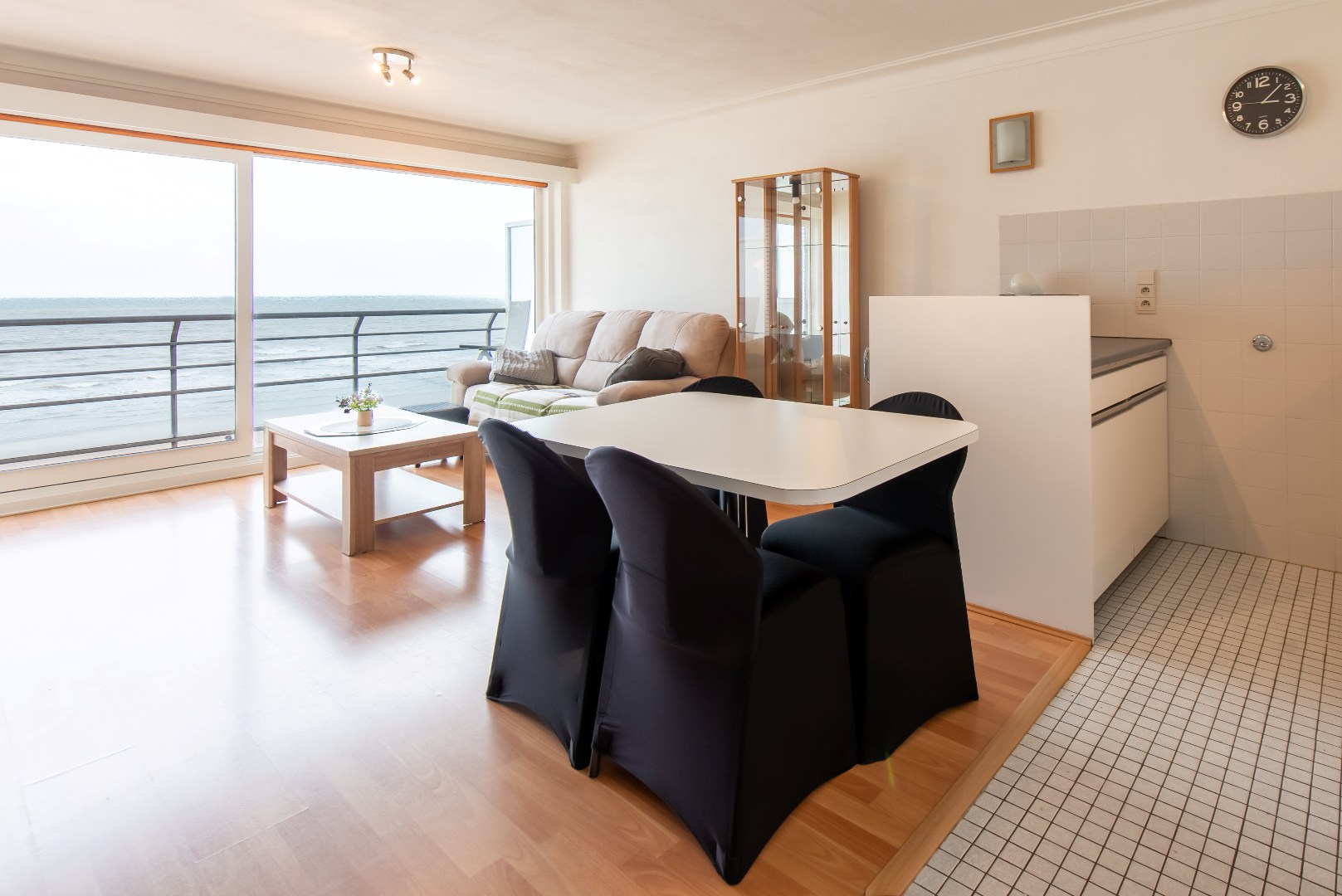 Ruime studio op de Zeedijk van Middelkerke op de vierde verdieping met aparte slaaphoek - foto 4