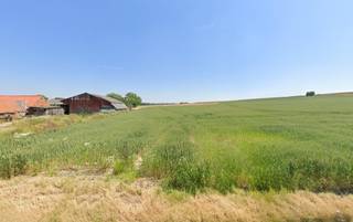 Droomt u van wonen in het hart van de Vlaamse Ardennen? Ontdek deze vier prachtig gelegen bouwgronden voor open bebouwing in de Ellestraat te Maarkedal.<br />Geniet van een rustige, landelijke omgeving met een prachtig uitzicht over de achterliggende velden, terwijl dagelijkse voorzieningen en verbindingswegen vlot bereikbaar blijven.<br />Samen met Plan & Bouw realiseert u een woning volledig op maat van uw wensen, stijl en budget.<br />Troeven van dit project:
<ul>
<li>Open bebouwing</li>
<li>Rustige ligging in de Vlaamse Ardennen</li>
<li>Vrij uitzicht op de velden</li>
<li>Volledig bouwen op maat</li>
<li>Mogelijkheid tot bouwen aan 6% btw (onder voorwaarden)</li>
</ul>
Persoonlijke begeleiding van ontwerp tot oplevering<br />Interesse in één van deze unieke bouwgronden? Neem contact op voor meer informatie over de beschikbare loten en de bouwmogelijkheden.