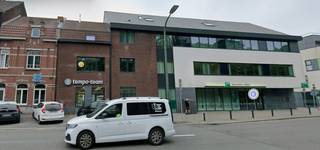 <strong>Te huur: modern en representatief kantoorgebouw op een uitstekende commerciële locatie in Doornik, pal naast het grote bankkantoor van BNP Paribas Fortis.</strong> Het pand maakt deel uit van de prestigieuze ontwikkeling <strong>Jardins de la Pasture</strong>, een dynamische omgeving met in de onmiddellijke nabijheid een groot aantal recente nieuwbouwappartementen, wat bijdraagt aan een levendige en aantrekkelijke locatie. <strong>Dit veelzijdige gebouw bestaat uit een gelijkvloers, twee bovengrondse verdiepingen (+1 en +2) en een ondergrondse verdieping (-1),</strong> waardoor het uitermate geschikt is voor vrije beroepen, dienstverlenende bedrijven of ondernemingen die op zoek zijn naar een professionele en goed bereikbare vestiging. Voor het gebouw is ruime straatparking beschikbaar, wat het comfort voor zowel medewerkers als bezoekers ten goede komt. Dankzij de strategische ligging geniet het pand van een uitstekende zichtbaarheid en een vlotte bereikbaarheid. De maandelijkse huurprijs bedraagt € 2.200. De onroerende voorheffing is ten laste van de huurder.<br /><strong>Beschikbaar: onmiddellijk. </strong>