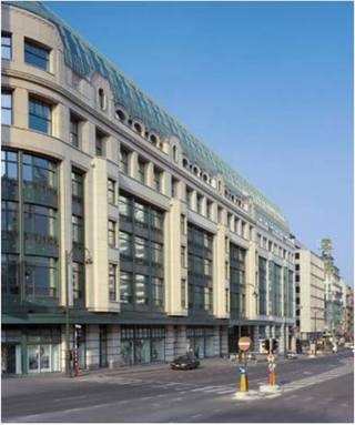 Prachtige kantoren te huur in het centrum van Brussel. Het kantoorgebouw maakt deel uit van het shoppingcenter City 2 en heeft een totale oppervlakte van ongeveer 32.000 m². De kantoren zijn gemakkelijk bereikbaar met het openbaar vervoer en bevinden zich op wandelafstand van het Noord-Station. In de ondergrondse Interparking zijn er plaatsen beschikbaar tegen +-2000€/jaar.<br />Archiefruimte beschikbaar. Taksen: € 17,06 /m²/jaar.<br />Oppervlakte: 4.836 m².