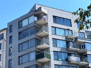 Élégant appartement de 2 chambres avec terrasse (50m2) sur le toit exclusive, petite terrasse attenante au salon et place de parking souterraine (non comprise dans le prix de vente)Situé au 8e et dernier étage, cet appartement de 2 chambres aux finitions haut de gamme allie à la perfection espace, lumière et confort.Le salon et la deuxième chambre se caractérisent par une forme triangulaire originale, qui confère à l’appartement un cachet architectural unique et procure une sensation d’espace surprenante. Grâce à un agencement bien pensé, vous profiterez d’un cadre de vie agréable où chaque mètre carré est exploité de manière optimale.La deuxième chambre est en outre équipée d’une armoire murale entièrement sur mesure, comprenant un deuxième réfrigérateur et un congélateur. Elle dispose également d’un lit escamotable intégré de 90 cm de large. Cela permet d’aménager la pièce de manière flexible en chambre d’amis ou en bureau, sans perdre d’espace de rangement.Les finitions haut de gamme sautent immédiatement aux yeux. Le parquet chaleureux se marie avec élégance aux carreaux de sol raffinés, créant ainsi une ambiance intemporelle et luxueuse.La spacieuse terrasse sur le toit, accessible par un escalier extérieur, constitue un atout indéniable. Cette terrasse exclusive est réservée aux deux propriétaires des appartements situés au 8e étage, ce qui vous permet de profiter en toute tranquillité du soleil, d’une intimité maximale et d’une vue magnifique.De plus, l’appartement dispose d’une place de parking privative (supplément de 35 000 euros), ce qui garantit un confort supplémentaire et une solution de stationnement sans souci. Un appartement prêt à emménager, doté d’une architecture exceptionnelle, de matériaux de qualité, d’une terrasse sur le toit exclusive, d’une place de parking privée et de solutions sur mesure intelligentes : une combinaison rare qui fait de ce bien une excellente opportunité immobilière. Le tout sur votre propre compteur.Rendez-vous sur www.abricasa.be et prenez rendez-vous avec notre assistante numérique Alice pour discuter de votre vente !Abricasa – L'immobilier pour les générations : votre partenaire immobilierVous souhaitez vendre votre bien ou vous recherchez un agent immobilier pour la location ou la gestion ?Abricasa vous offre un accompagnement personnalisé pour toutes vos questions immobilières, du début à la fin.Venez faire notre connaissance !