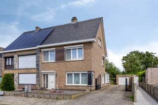 Deze verzorgde halfopen gezinswoning is centraal gelegen in Geel, op wandel- en fietsafstand van het station, scholen, winkels en het stadscentrum. Met drie slaapkamers, een ruime zolder en tal van praktische ruimtes biedt deze woning alle comfort voor gezinnen of koppels die op zoek zijn naar een ruime en goed bereikbare thuis.<br /><br />Via de inkomhal betreed je de lichtrijke woonkamer, bestaande uit een zithoek en een eethoek. De grote raampartijen zorgen voor een aangename natuurlijke lichtinval en creëren een open en ruimtelijk gevoel. Aansluitend bevindt zich de keuken. Via de keuken bereik je de verwarmde veranda, een aangename extra leefruimte waar je het hele jaar door kan genieten.<br /><br />Naast de keuken bevindt zich een praktische wasplaats/berging, voorzien van de nodige aansluitingen voor een wasmachine en droogkast. Daarnaast beschikt de woning over een opslagkelder.<br /><br />Op de eerste verdieping geeft de nachthal toegang tot drie slaapkamers en de badkamer.<br /><br />Via een vaste trap bereik je de ruime zolderverdieping. Deze biedt, mits de nodige werken, de mogelijkheid om bvb. extra slaapkamers, een hobbyruimte of een bureau te creëren.<br /><br />De tuin is voorzien van een vijver, waar je in alle rust kunt genieten van het buitenleven. Achteraan bevindt zich een vrijstaande garage met automatische poort.<br /><br />De woning is voorzien van dubbele beglazing en wordt verwarmd met een recente stookolieketel (2021). Dankzij het EPC-label D is er geen renovatieverplichting van toepassing.<br /><br />**Bijzonderheden:**<br /><br />* Centrale ligging nabij station, scholen, winkels en het stadscentrum<br />* Ruime zolder met uitbreidingsmogelijkheden<br />* Veranda<br />* Recente stookolieketel (2021)<br />* Dubbele beglazing<br />* EPC-label D – geen renovatieverplichting