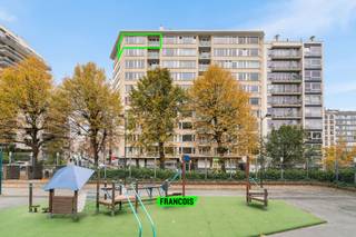 Dit instapklare en gerenoveerde appartement (2015) met een bewoonbare oppervlakte van 80 m² (volgens EPC) bevindt zich in de Residentie Le Corrège op bovenste verdieping (10de), in het hart van de prestigieuze Europese wijk. Het appartement beschikt over een ruime inkomhal met vestiaire en gastentoilet, een lichtrijke leefruimte met prachtig panoramisch uitzicht over de square en een volledig aparte uitgeruste keuken. De moderne badkamer is voorzien van een inloopdouche en lavabomeubel. Daarnaast zijn er twee volwaardige slaapkamers, waarvan één directe toegang biedt tot een aangenaam terras.<br /><br />De ligging is een absolute troef: in de onmiddellijke nabijheid van openbaar vervoer (metro, trein en bus Schuman), scholen, winkels, parken zoals het Jubelpark en de wijk van de Squares, evenals tal van gezellige horecazaken en recreatiemogelijkheden. <br /><br />Divers: Conciërge aanwezig, kelder (-1) en parking num 18 ( -2 )eventueel aan te kopen +€20.000, dubbele beglazing in Pvc raamprofielen (2015), Elektrische keuring in aanvraag, stedenbouwkundige, bodemattest, syndicus en kadastrale (€1405) gegevens in bezit, gemeenschappelijke kosten met verwarming en water (+-€280/maandelijks) dak zal vernieuwd worden (budget €180.000 in bezit), meubels gratis over te nemen. Appartement beschikbaar vanaf de akte.<br /><br />Dit appartement vormt de ideale thuis of als investering voor wie op zoek is naar comfort, stijl en een centrale ligging in een van de meest gegeerde buurten van Brussel.<br /><br />