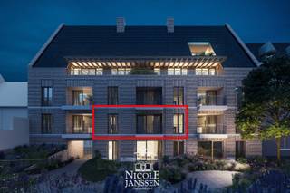 Ontdek dit instapklaar appartement op de eerste verdieping met een toffe indeling. Je geniet hier van een gezellige leefruimte met open keuken, één slaapkamer en een zonnig, deels overdekt terras aan de achterzijde.<br />Extra troeven zijn de private kelderberging en de ondergrondse autostaanplaats.<br />Het appartement ligt in de rustige en mooi gelegen residentie 'De Groene Wal' in Maaseik. Je woont hier centraal in de binnenstad op wandelafstand van de markt en winkels. Een bijkomend pluspunt is de gemeenschappelijke binnentuin, waar je in alle rust kan vertoeven. <br /><br />=> Eerste verdieping<br />- Ruime inkomhal met gastentoilet met fonteintje<br />- Lichtrijke leefruimte met gezellige zithoek en open keuken<br />- De leefruimte is voorzien van tegelvloer vloerverwarming<br />- De keuken is praktisch ingedeeld <br />- Groot schuifraam met toegang tot het overdekt terras<br />- Ruime slaapkamer met aansluitend de badkamer<br />- Badkamer met betegelde inloopdouche en dubbele lavabo in badkamermeubel<br />- Praktische berging met aansluiting voor wasmachine<br />- Gezellig overdekt terras aan de achterzijde met zicht op de binnentuin<br /><br />=> Indeling<br />- Eerste verdieping: inkomhal, gastentoilet, woonkamer met open keuken, praktische berging/wasplaats, slaapkamer, badkamer, overdekt terras <br />- Kelder: autostaanplaats nr. 12, kelderberging nr. 1.08