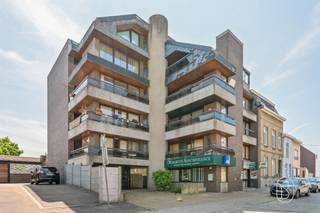 <p>Ruim appartement met twee slaapkamers op de 3e verdieping van een flatgebouw met lift, ideaal ontworpen om comfort en functionaliteit te bieden.</p><p>Het bestaat uit een hal met opbergruimte en een bureauhoek, en een ruime, lichte woonkamer met een halfopen keuken. Vanuit de woonkamer heeft u toegang tot een gezellig balkon van 9 m² waar u van de buitenlucht kunt genieten. <br />Het beschikt tevens over twee grote slaapkamers, een berging die kan dienen als voorraadkamer/opslagruimte/wasruimte, een badkamer met ligbad en een apart toilet.<br />De woning beschikt bovendien over een eigen garage.</p><p>Technische kenmerken: EPC-klasse B, gloednieuwe warmtepomp en elektrische boiler, dak van het gebouw volledig gerenoveerd in 2026, lift.</p><p>Ideaal als eerste aankoop of als investering voor verhuur! Dit appartement valt op door zijn ruime indeling, zijn lichte karakter en de recent gemoderniseerde voorzieningen die zorgen voor een uitstekende energieprestatie.<br />Zeker een bezichtiging waard! Bezichtiging en informatie via: aurelie@immobeguin.be</p><p>(Het appartement en de garage zijn momenteel verhuurd)</p>