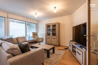 <p><span>Instapklaar gelijkvloers appartement met EPC A en gezellig terras</span></p>
<p><span>In een rustige straat in Oostakker bevindt zich dit recente en volledig instapklare appartement uit 2021. <br /><br />De ligging combineert een aangename woonomgeving met een vlotte bereikbaarheid richting Gent en de belangrijkste invalswegen, terwijl winkels, scholen en openbaar vervoer zich in de nabije omgeving bevinden.</span></p>
<p><span>Het appartement is gelegen op het gelijkvloers en beschikt over een lichtrijke leefruimte met aansluitend een gezellig terras, waar je geniet van een aangenaam zicht op het groen.</span></p>
<p><span>Verder zijn er één volwaardige slaapkamer, een badkamer met douche en een afzonderlijke praktische wasplaats.</span></p>
<p><span>Dankzij het recente bouwjaar en het gunstige EPC-label A woon je hier bijzonder energiezuinig en zonder grote kosten of werken. <br /><br />Een ideaal appartement voor starters, alleenstaanden of koppels die rustig willen wonen en tegelijk een vlotte verbinding met Gent belangrijk vinden.</span></p>
<p><span>Interesse? Bel Top Vastgoed op 0475 700 700 en plan je bezoek.</span></p>