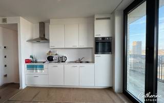 Ontdek dit instapklare, mooi afgewerkte appartement op de vijfde verdieping van het project Cadiz, gelegen in het bruisende hart van het Eilandje.<br /><br />U komt binnen via de inkomhal met afzonderlijk gastentoilet. De badkamer is uitgerust met een ruime inloopdouche en een modern lavabomeubel. De lichtrijke leefruimte, dankzij de grote raampartijen tot aan de vloer, sluit naadloos aan op een zonnig, zuidgericht terras – ideaal om te genieten van de buitenlucht.<br /><br />De volledig ingerichte keuken beschikt over alle hedendaags comfort en een praktische berging. Het appartement telt twee volwaardige slaapkamers. Extra opslagruimte vindt u in de privatieve kelderverdieping.<br /><br />Dit appartement is volledig gemeubeld en uitgerust met kwalitatieve huisraad, wasmachine, droogkast, handdoeken, bedlinnen, flatscreen-tv, enzovoort. De stijlvolle parketvloeren dragen bij aan het warme en huiselijke karakter.<br /><br />Huurprijs: € 1.550 per maand<br />Gemeenschappelijke kosten: € 120 per maand<br />Water, verwarming, elektriciteit en internet zijn privé te regelen.<br /><br />Ondergrondse autostaanplaats te huur voor € 120 per maand (verplicht).<br /><br />Beschikbaar vanaf 1 april 2026.<br /><br />Mis deze unieke kans niet om te wonen in een aantrekkelijk, volledig instapklaar appartement op een toplocatie! Neem vandaag nog contact op voor een bezichtiging: Catherine - 0472 23 14 51 - welkom@catherinevastgoed.be