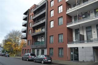 Bel appartement, situé au 3ième étage dans un quartier calme et résidentiel, à proxmité de la place Meiser. Grand hall. Living lumineux donnant...