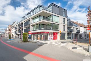 <strong>De ligging</strong><br />Dit <strong>nieuwbouwappartement </strong>(bouwjaar 2024) maakt deel uit van <strong>residentie 'Porta Klara'</strong>, gebouwd op de hoek van de Tolpoortstraat en de Achiel van Eechautestraat. Op amper 3 min. wandelen bereikt u het station van Deinze. Rondom de residentie zijn er allerhande winkels, horecazaken en overige faciliteiten ter beschikking waardoor u alles op <strong>wandel-/fietsafstand </strong>kan bereiken. Dankzij de vlotte verbinding met het op- & afrittencomplex van de E17 (afrit 7 Deinze) zijn centrumsteden Gent-Kortrijk beiden op respectievelijk 20 à 30 min. bereikbaar. <strong>Kortom, hier woont u comfortabel in het hart van Deinze!</strong><br /><br /><strong>De residentie</strong><br />Porta Klara is een <strong>tijdloos nieuwbouwproject</strong> dat zich naadloos integreert in de stedelijke context. Zo werd er gekozen voor verticaliteit in de gevel en werd de plafondhoogte op het gelijkvloers hoger voorzien opdat deze als een 'sokkel' wordt benadrukt. Om het tijdloze karakter van het gebouw te benadrukken, werd gekozen voor een grijze gevelsteen. Als aanvullend materiaal, werd geopteerd voor een donkerkleurig latwerk. Dit zorgt voor een extra warmte en hedendaagse touch aan het geheel. <strong>Porta Klara is dan ook een eyecatcher!</strong><br /><br /><strong>Het appartement</strong><br />Het appartement zelf is gelegen op het <strong>gelijkvloerse verdiep </strong>van het gebouw, een lift is aanwezig (om de autostaanplaats en kelderberging te bereiken). De bewoonbare oppervlakte bedraagt ca 114 m² (inclusief 2 terrassen). Er is ondermeer een ruime en lichtrijke leefruimte aanwezig met aansluitend terras aan straatzijde, een praktische keukenberging, alsmede 2 slaapkamers, badkamer en afzonderlijk toilet alsook een tweede terras palend aan de slaapkamer. In de kelderverdieping van het gebouw beschikt u bijkomend over een<strong> privatieve parkeerplaats én privatieve berging inbegrepen in de huurprijs</strong>. <br /><br /><strong>Kenmerken</strong><br />- Bewoonbare oppervlakte: ca 88 m²<br />- Oppervlakte terrassen: 3,5 m² en 22 m²<br />- Ramen bijkomend voorzien van vliegramen<br /><strong>- Volledig geschilderd en voorzien van armaturen</strong><br />- Energiezuinig (voorzien van zonnepanelen)<br /><br /><strong>Troeven</strong><br />- Knap appartement in tijdloos nieuwbouwproject!<br />- Energiezuinig!<br />- <strong>Volledig instapklaar (d.w.z. geschilderd, voorzien van armaturen + vliegramen)!</strong><br />- Toplocatie!<br /><br />Beschikbaarheid: 01/01/2027 of onmiddellijk (o.t.k. met huidige huurder)<br /><br />Gemeen. kosten: € 50.00 / maand<br /><br />Voor meer informatie of een bezoek ter plaatse reageer via het contactformulier of stuur naar info@hckinvest.be