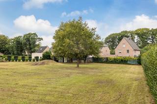 Op een kindvriendelijke locatie aan de Huzenblek in Weelde, bieden wij een prachtig gelegen bouwperceel aan van maar liefst 1.762 eigen grond. Uniek aan deze bouwkavel op deze locatie is dat er een vrijstaande woning op gebouwd mag worden.<br />
<p>BIJZONDERHEDEN</p>
<ul>
<li>Perceelbreedte straatkant: ca. 20 meter;</li>
<li>Perceeldiepte: ca. 41 meter;</li>
<li>Oriëntatie: Noord-Westen;</li>
<li>Geen bouwverplichting;</li>
<li>Gelegen in een rustige straat;</li>
<li>Gedeeltelijk voorzien van omheining;</li>
<li>Gelegen nabij het centrum van Weelde en Baarle-Nassau/Hertog.</li>
</ul>
<p></p>
<p>BOUWVOORSCHRIFTEN</p>
<ul>
<li>Bouwdiepte: max. 17 meter;</li>
<li>Bouwbreedte: max. 11 meter;</li>
<li>Bouwlagen: 2;</li>
<li>Zijgevels: minimaal 3 meter van zijdelingse perceelgrenzen;</li>
<li>Bouwlijn: minimaal 6 meter vanaf rooilijn;</li>
<li>Dak: Zadeldak(Helling tussen 25 en 60 graden), kroonlijsthoogte max. 6 meter, nokhoogte max. 11,5 meter;</li>
<li>Zwembad toegestaan;</li>
<li>Pool house/bijgebouw (plat of zadeldak): maximaal 10% van totale oppervlakte;</li>
<li>Carport toegestaan.</li>
</ul>