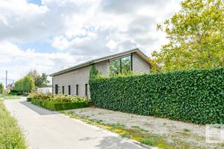 Op zoek naar een unieke woning in Kachtem? Voorkeur om de verdere afwerking zelf te bepalen? Ontdek dan deze fantastische eigendom gelegen tegenover het recent aangelegde Vageweenbos en op +- 1,5 km van het centrum, supermarkt en de Kachtemse kleuter & lagere school. <br />Heel rustig, landelijk én centraal gelegen.<br />Ze geniet een totale grondoppervlakte van maar liefst 4.607 m², ideaal voor wie een grote tuinzone verkiest en openheid waardeert.<br /><br />De woning zelf werd in 2005 volledig verbouwd en polyvalent ingericht als kunstatelier met slaapgelegenheid & badkamer op de verdieping en deed daarnaast ook dienst als sfeervolle ontmoetingsplaats voor vrienden en familie van de eigenaars.<br />Ze is als woning vergund en dient ook deze bestemming te behouden. <br /><br />De huidige inrichting vraagt om opnieuw bekeken en heringericht te worden, maar het mooie woonvolume van maar liefst 291m² biedt tal van mogelijkheden zonder verder uit te breiden.<br />De hoge raampartijen (met zicht op de diepe tuin), bieden een heel ruimtelijk gevoel.<br />De toekomstige bewoner dient aldus rekening te houden met een bijkomend budget om het nodige wooncomfort te voorzien, dit dan wel weer naar eigen smaak en materialen. (voordeel!)<br /><br />Het perceel is volledig omheind met klimop en geniet een zuid-westelijke oriëntatie. <br />De tuin is voorzien van verschillende fruitbomen en notelaars. <br />De eigendom is gelegen in agrarisch gebied (Gewestplan Roeselare-Tielt) en onderhevig aan de renovatieplicht (label E).<br /><br />Benieuwd naar deze uitzonderlijke aanbieding? Contacteer Sarah voor meer info (sarah@futurimmo.be)